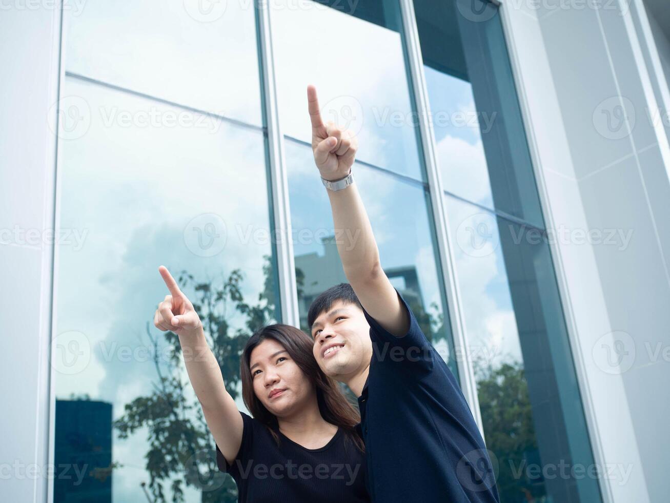 weiblich männlich Mann Frau Mädchen Junge Person Menschen Mensch schön ziemlich heiter zeigen Finger Geste Erwachsene Gebäude Turm Stadt Studio Hand Arm Symbol Porträt zusammen Zusammenarbeit einstellen zusammen Paar foto