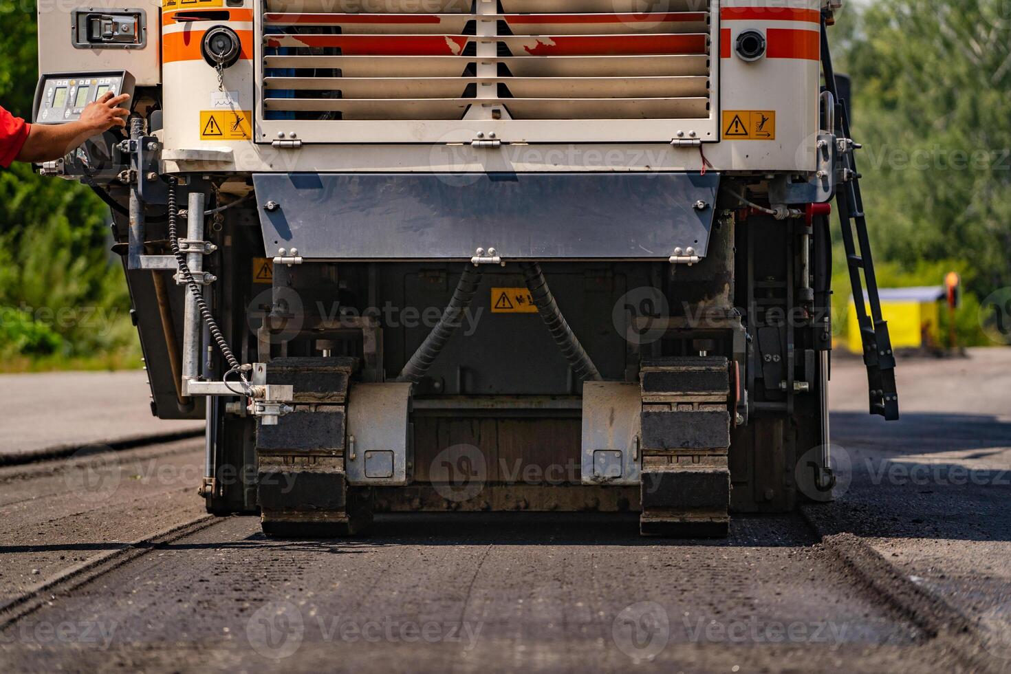 Straßenarbeiten auf Verlegung von ein Neu von Asphalt, selektiv Fokus auf Rad, schwer Technik, Nahansicht foto