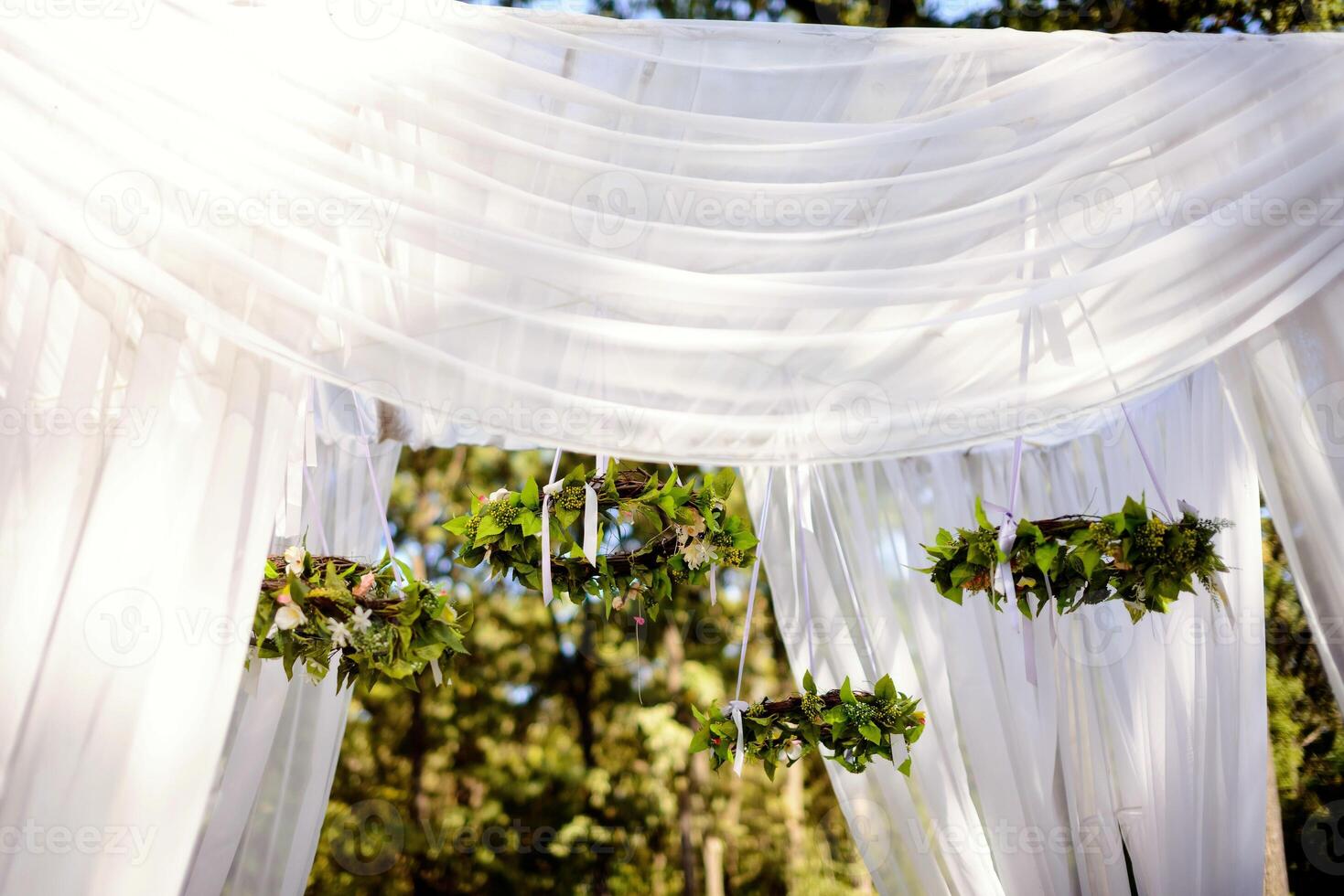 schön Hochzeit Bogen zum das Zeremonie im das Garten im sonnig Wetter foto