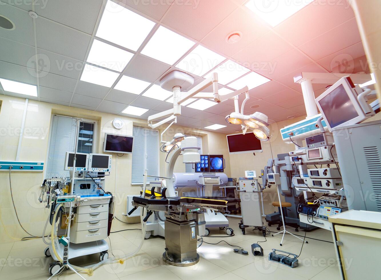 Innere von Betriebs Zimmer im modern Klinik, Lampen und Ultra modern Geräte, Technologie im modern Klinik. foto