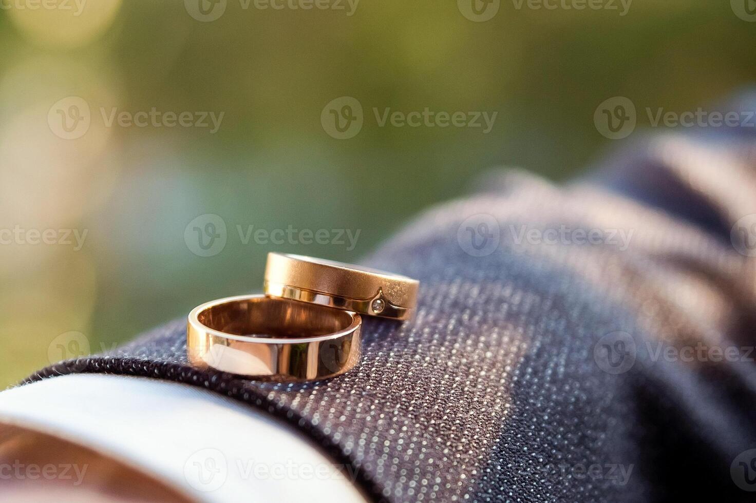 Hochzeit Ringe. Hochzeit Symbole. Hochzeit Einzelheiten von das Bräutigam foto