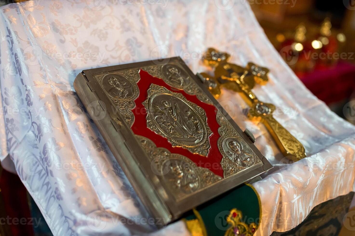 ein Bibel Lügen auf das Kanzel im ein Kirche. Hochzeit Tag. Eichel Tag. Nahaufnahme. foto