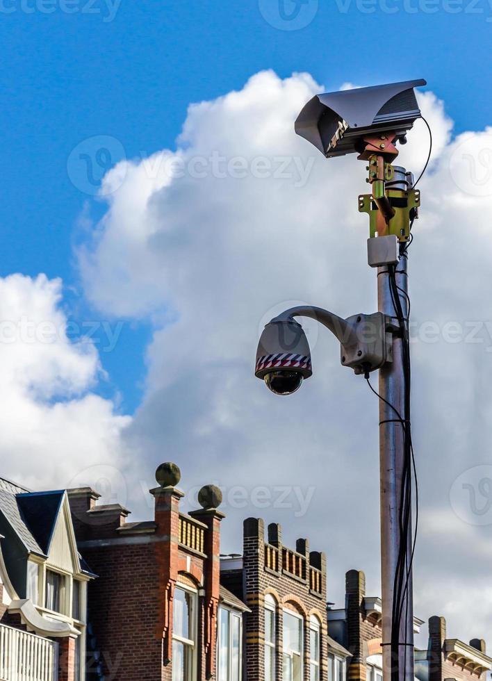 Überwachungskamera in der alten Straße foto