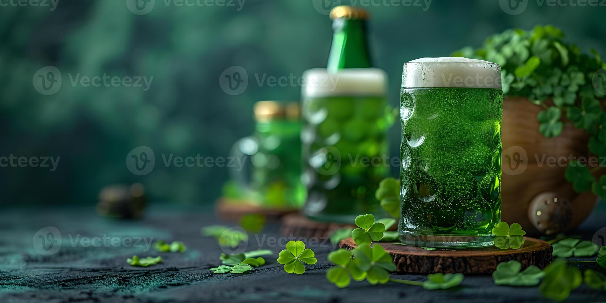 ai generiert das Heilige Patrick's Tag Grün Bier, Ale Brille mit Kleeblätter auf dunkel Grün Hintergrund. st. Patrick's Tag Banner Konzept mit Kopieren Raum. foto