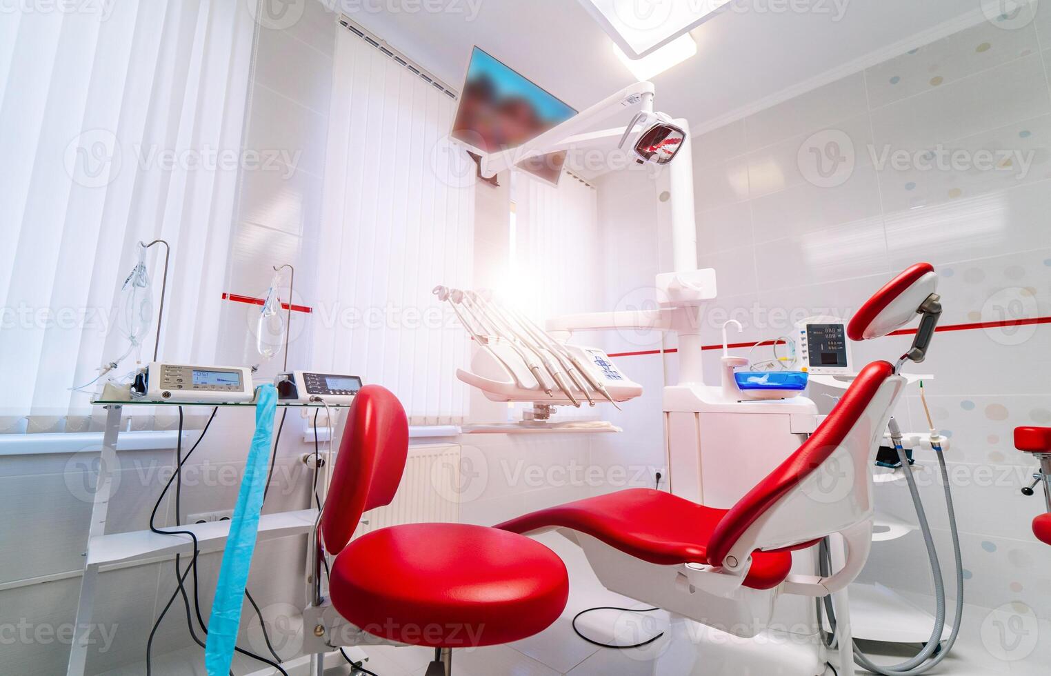 Innere von ein stomatologische Kabinett. rot Stuhl und Weiß Wände. foto