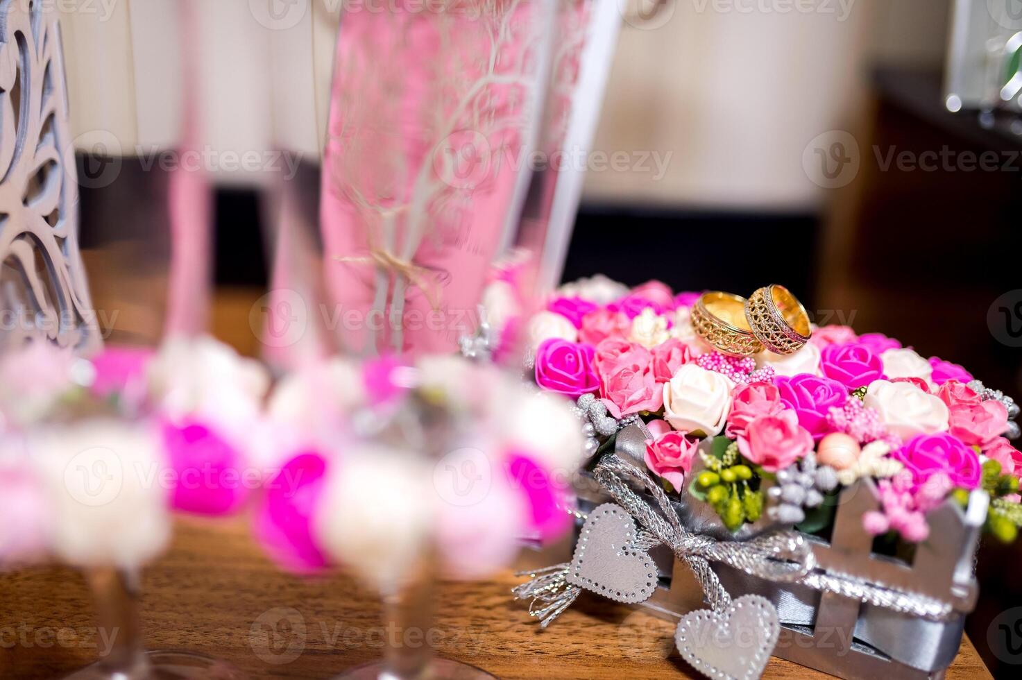 Hochzeit Ringe symbolisch von Liebe. schließen oben von Paar von Gold Hochzeit Ringe auf Dekoration Hintergrund foto