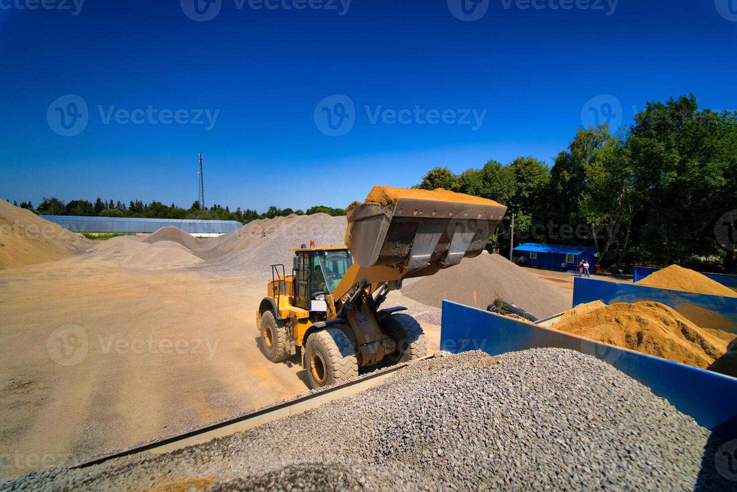 Sand Steinbruch, Ausgraben Ausrüstung, Bulldozer mit Haufen von Sand und Kies im Hintergrund. selektiv Fokus. foto