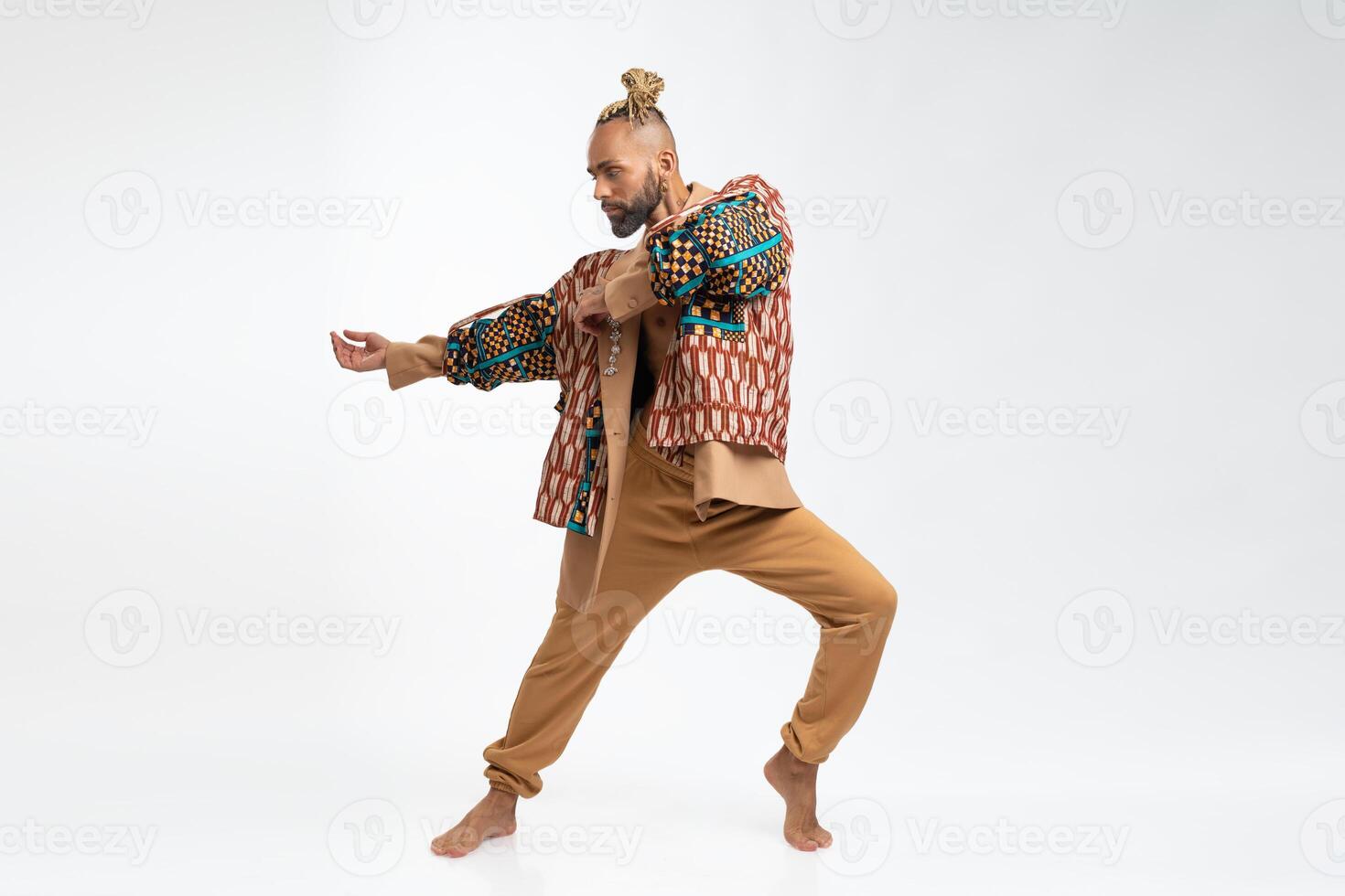 Fröhlich Mann Tanzen im Foto Studio