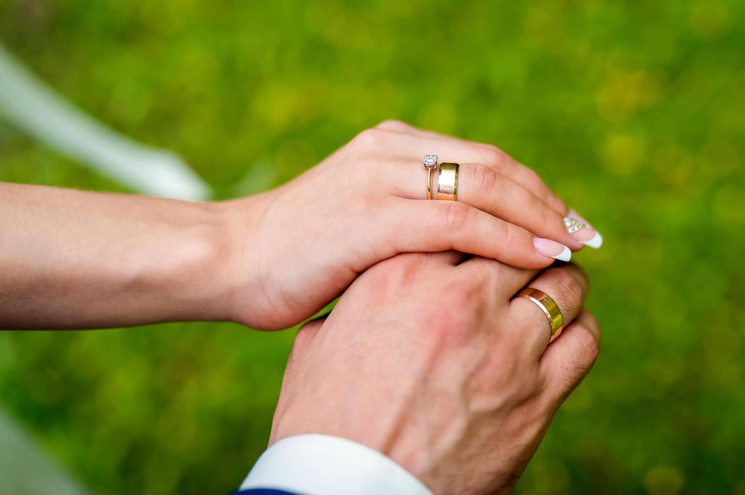 Paar Hände mit Ehe Ringe. beschäftigt, verlobt Paar halt Hände zeigen das Neu Diamant Ring. foto