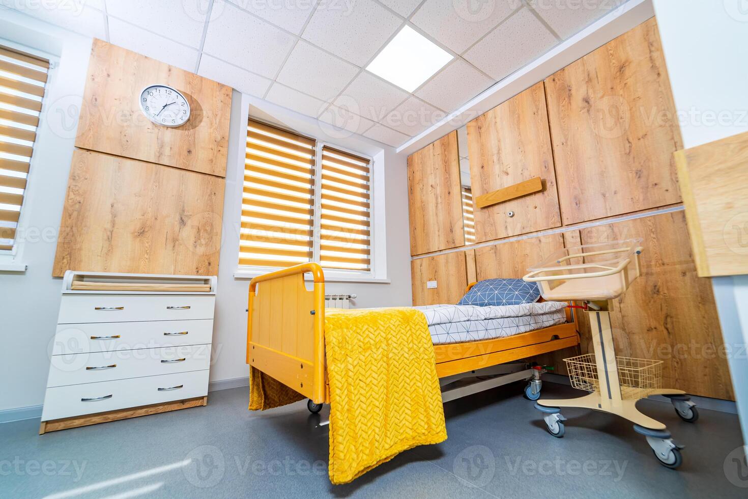 Neu modern Innere von Krankenhaus Station. Innen- elegant stilvoll Zimmer im Klinik. foto