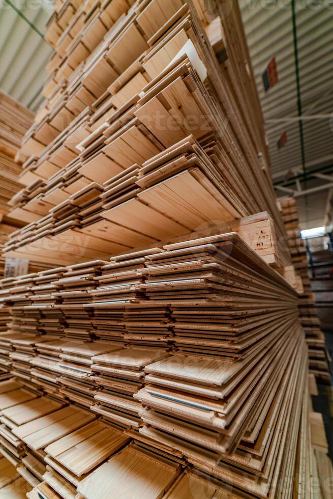 hoch Gestelle mit ein Parkett Tafel sind im das Warenhaus von Pflanze. Herstellung von ein Parkett Tafel. Nahansicht foto