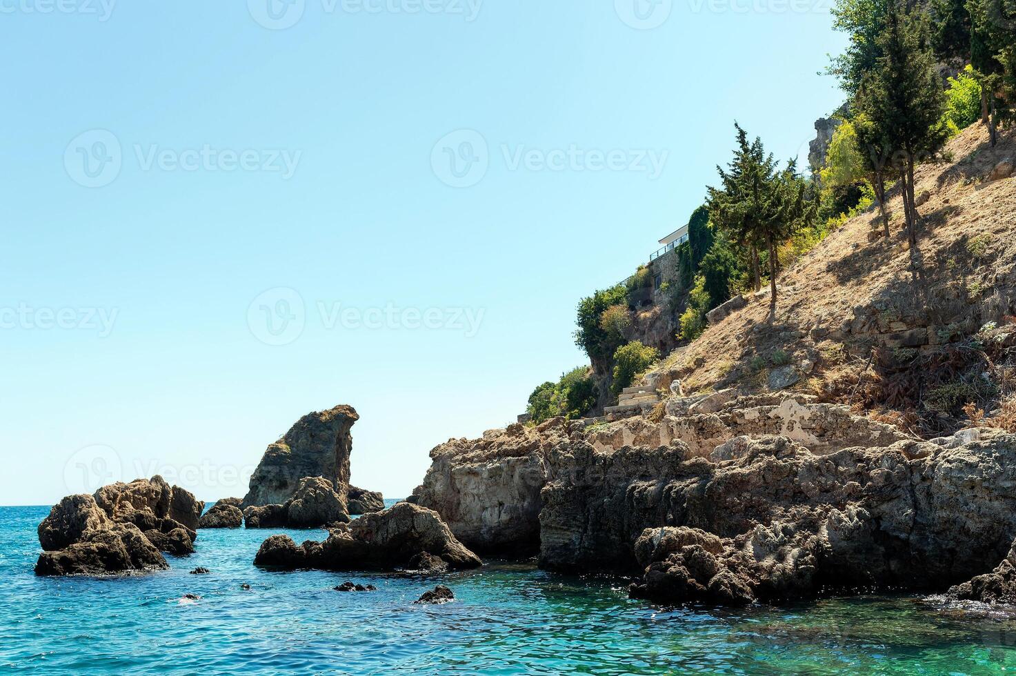 das Berge und Meer Landschaft mit Blau Himmel, schön Natur. Sommer- Zeit. Berufung Konzept. selektiv Fokus. foto