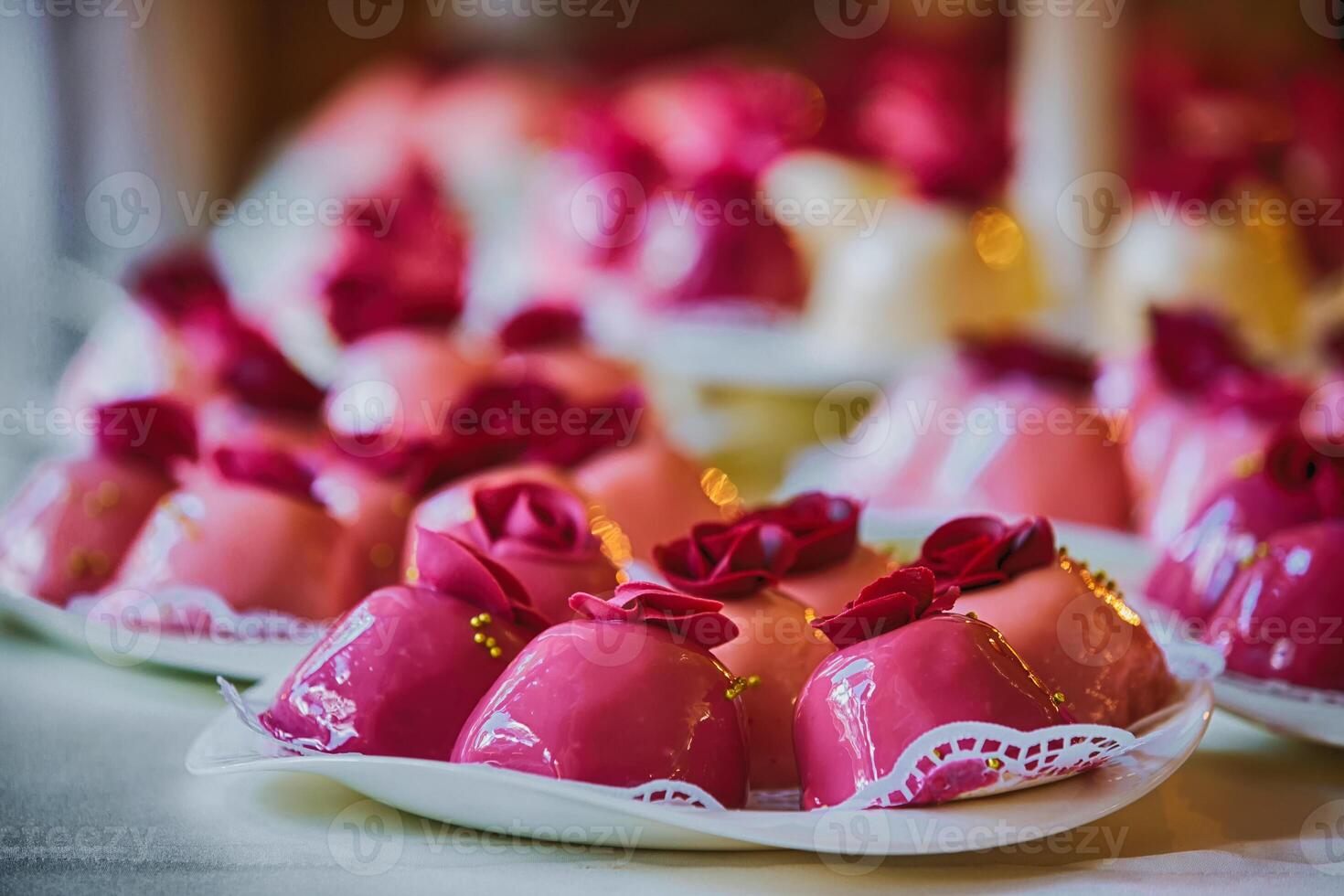 Kirsche rot Rosa Mini Mousse auf ein Weiß Teller foto