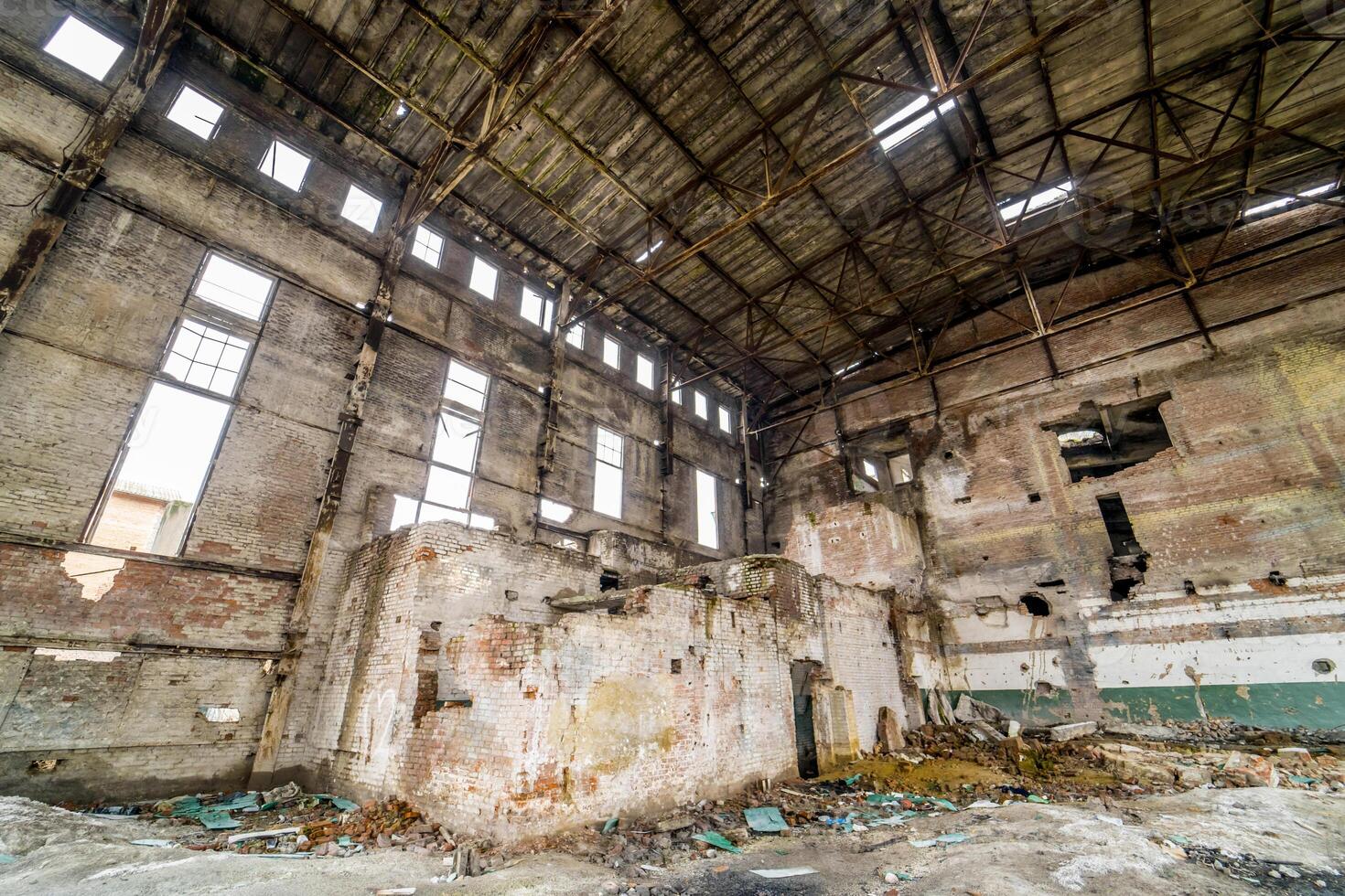 industriell Gebäude im verlassen Fabrik . verlassen industriell Innere mit hell Licht foto