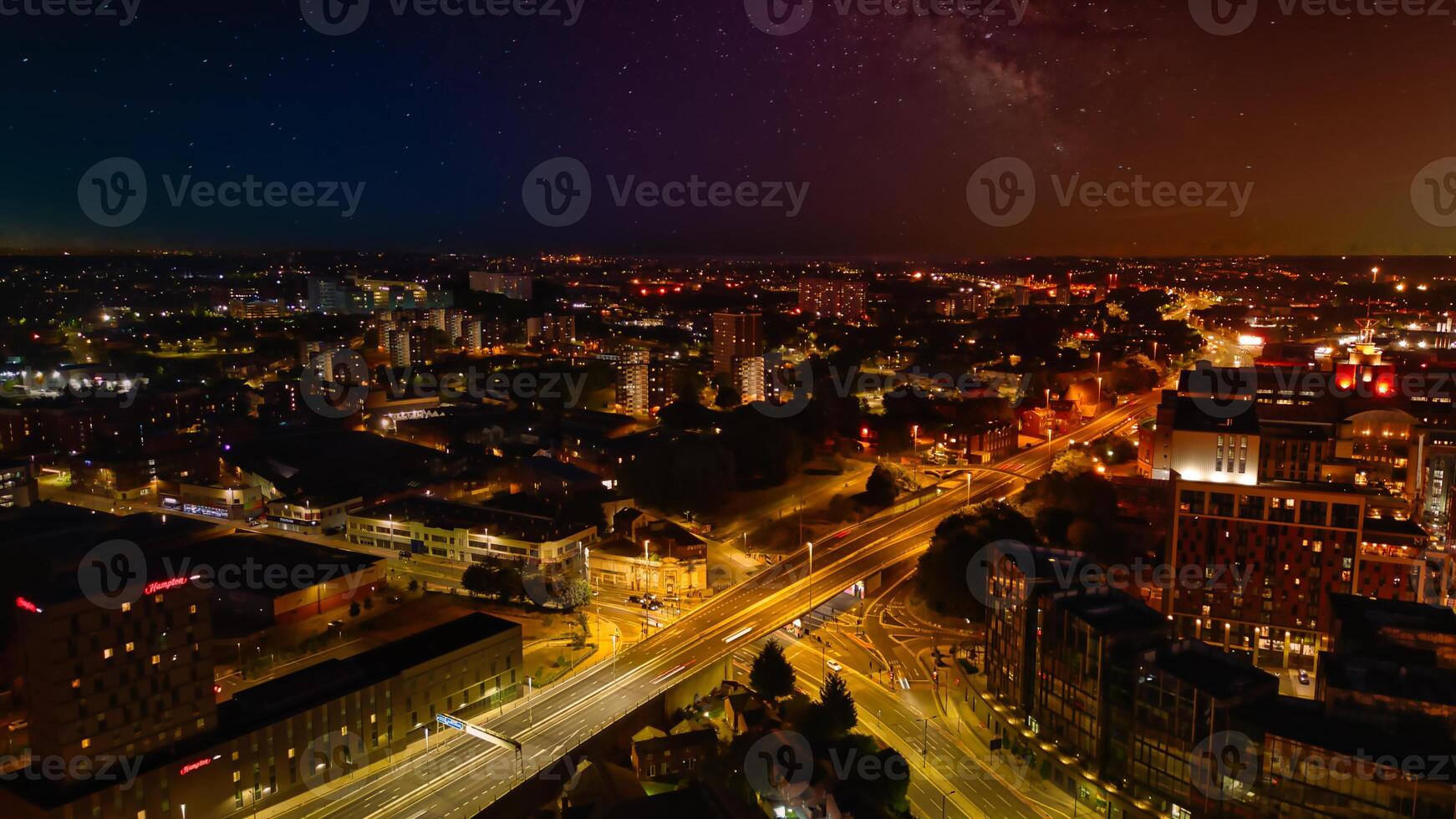 Nacht Stadtbild mit beleuchtet Straßen und städtisch Horizont unter ein sternenklar Himmel im Leeds. foto