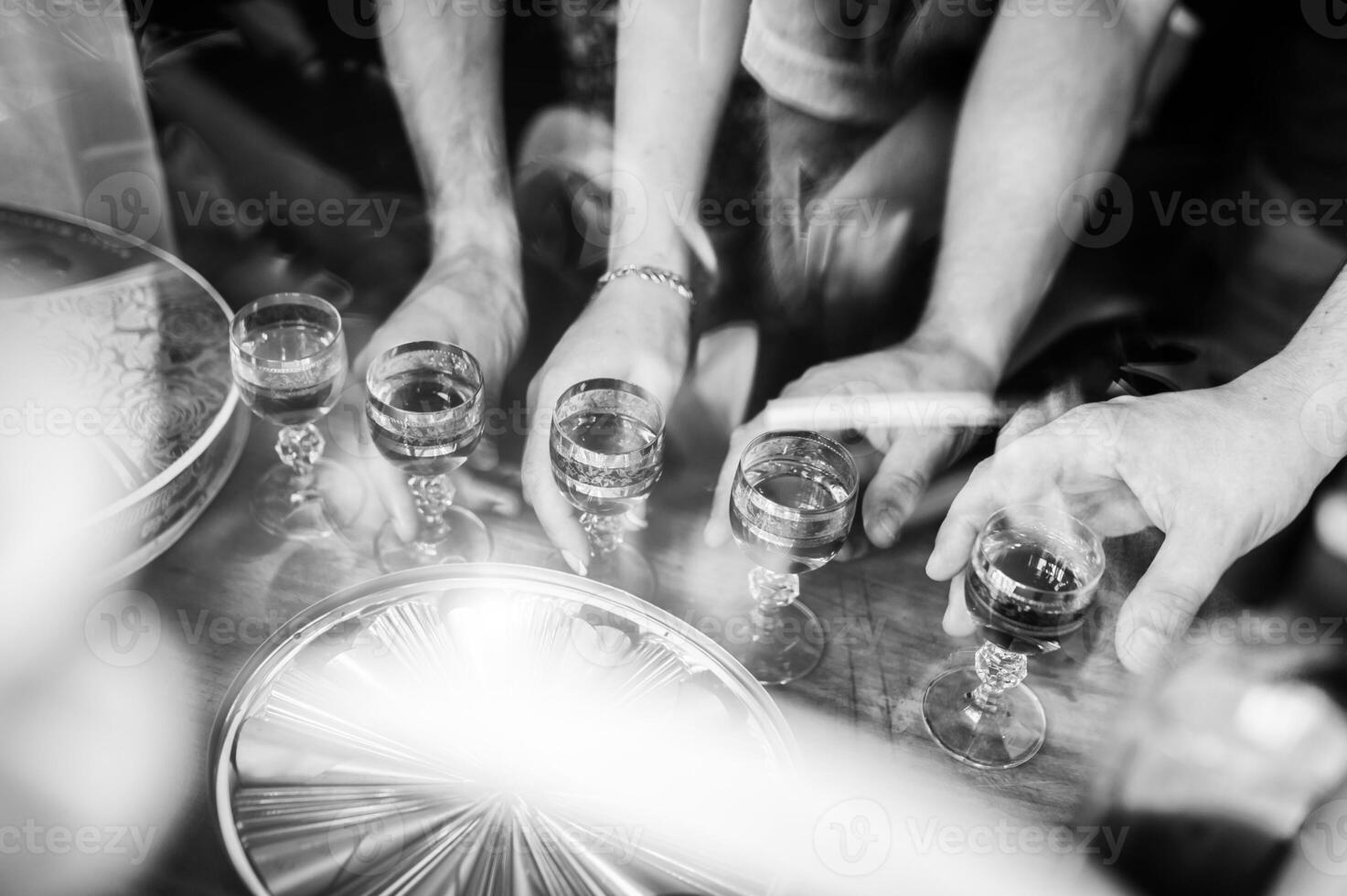 schwarz und Weiß Foto von Menschen halten Brille von Alkohol. Fest, Spirituosen. Feier. Geburtstag. Hochzeit Tag.