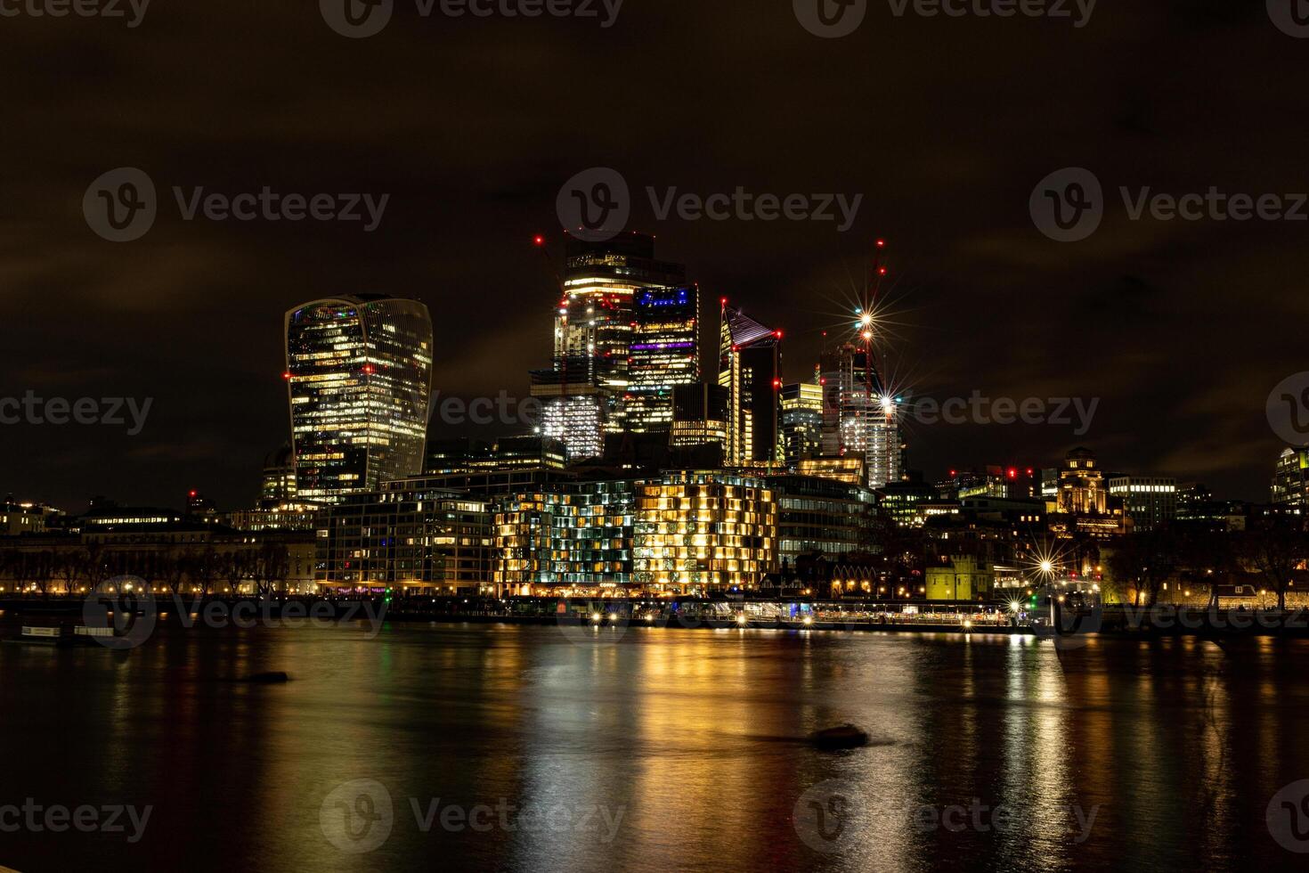 Nachtzeit Stadtbild mit beleuchtet Wolkenkratzer und Reflexionen auf Wasser. foto