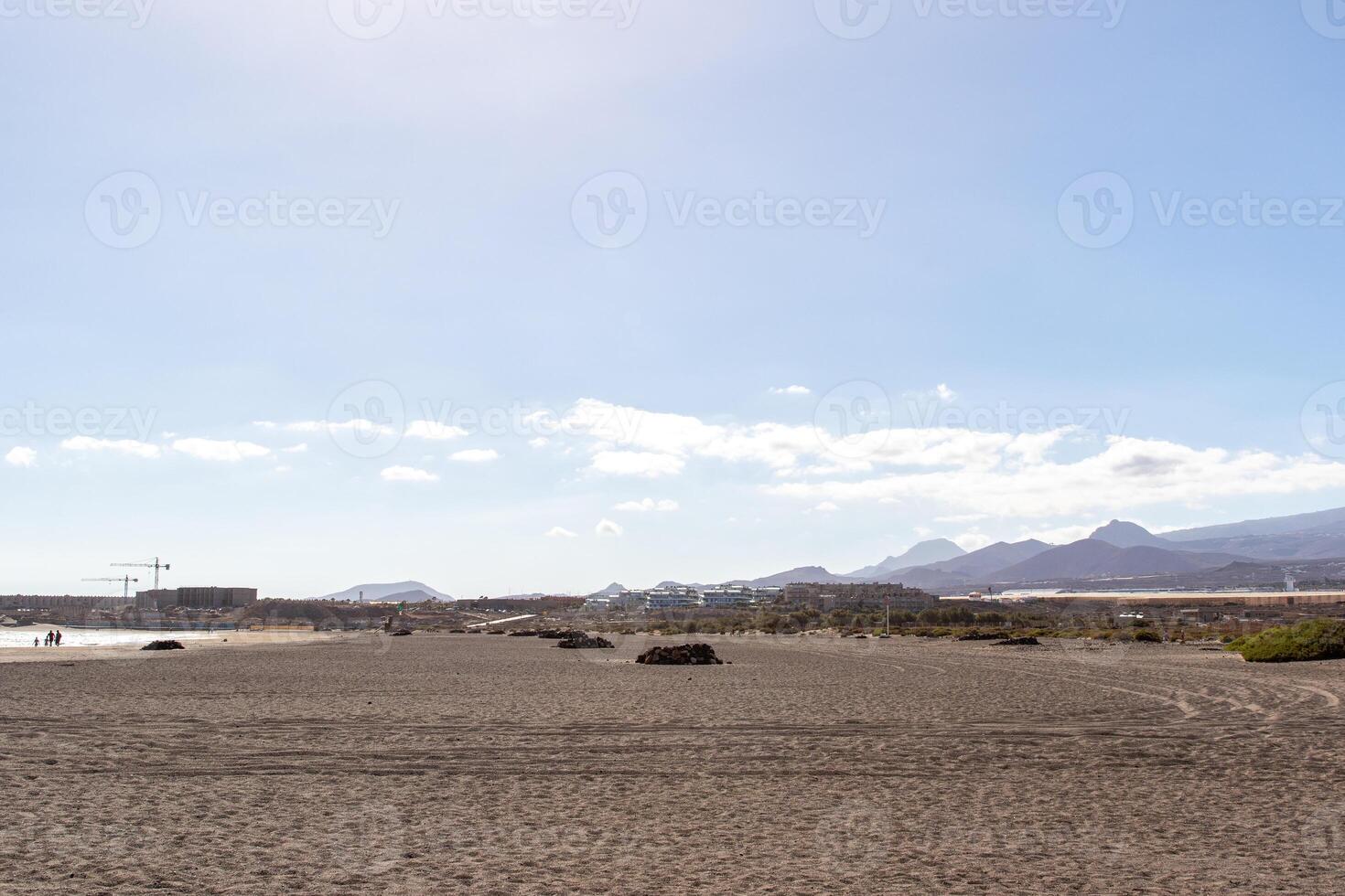 heiter Strand Landschaft mit Berge im das Entfernung und klar Blau Himmel, Ideal zum Reise und Natur Themen im Teneriffa. foto