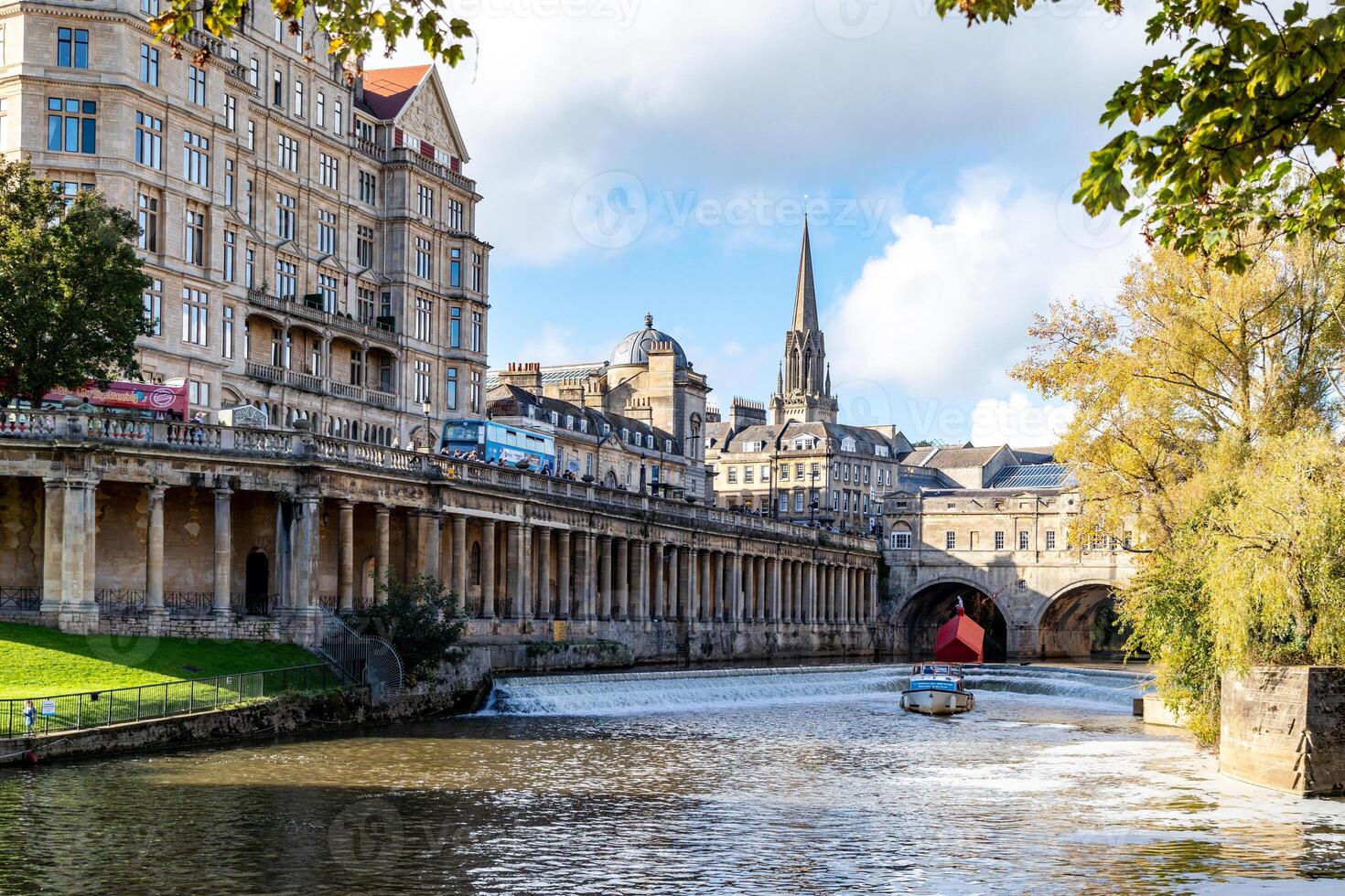 malerisch Aussicht von ein historisch Stadt mit ein Fluss, klassisch die Architektur, und ein klar Blau Himmel im Bad, England. foto