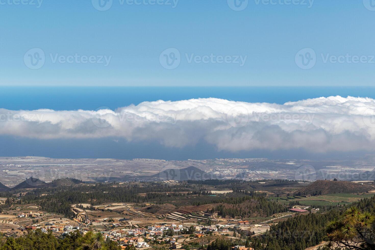 Panorama- Aussicht von ein Küsten Landschaft mit Wolken schweben über und ein klar Blau Himmel im Teneriffa. foto