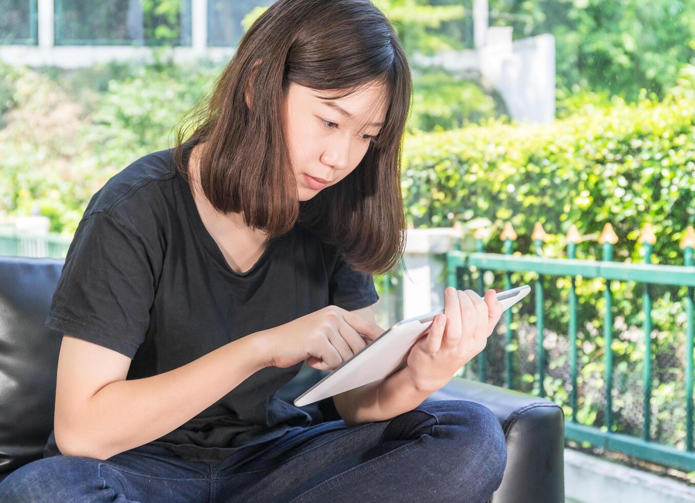 junges mädchen, das online vom digitalen tablet im salon lernt foto