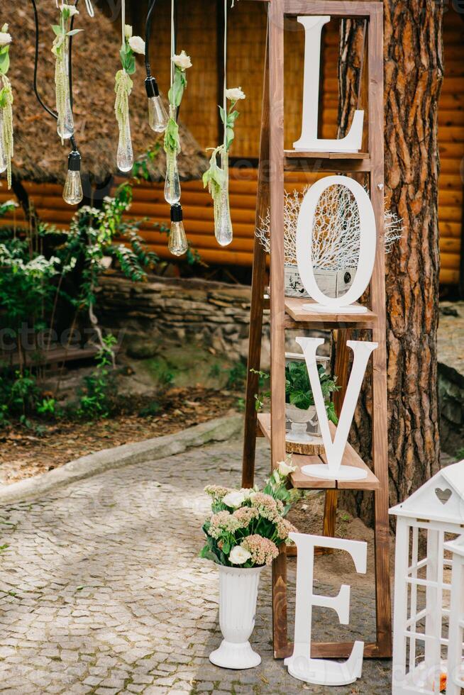 dekoriert Wald zum das Hochzeit Zeremonie. hölzern Dekoration. größer Liebe Briefe foto