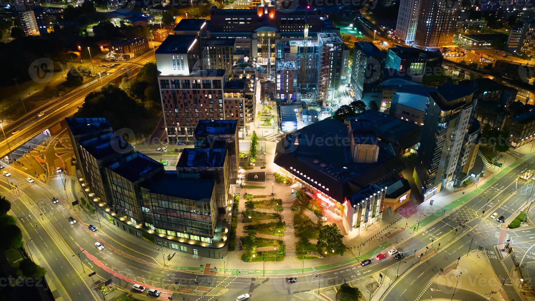 Antenne Nacht Aussicht von ein beschwingt Stadtbild mit beleuchtet Straßen und Gebäude im Leeds. foto