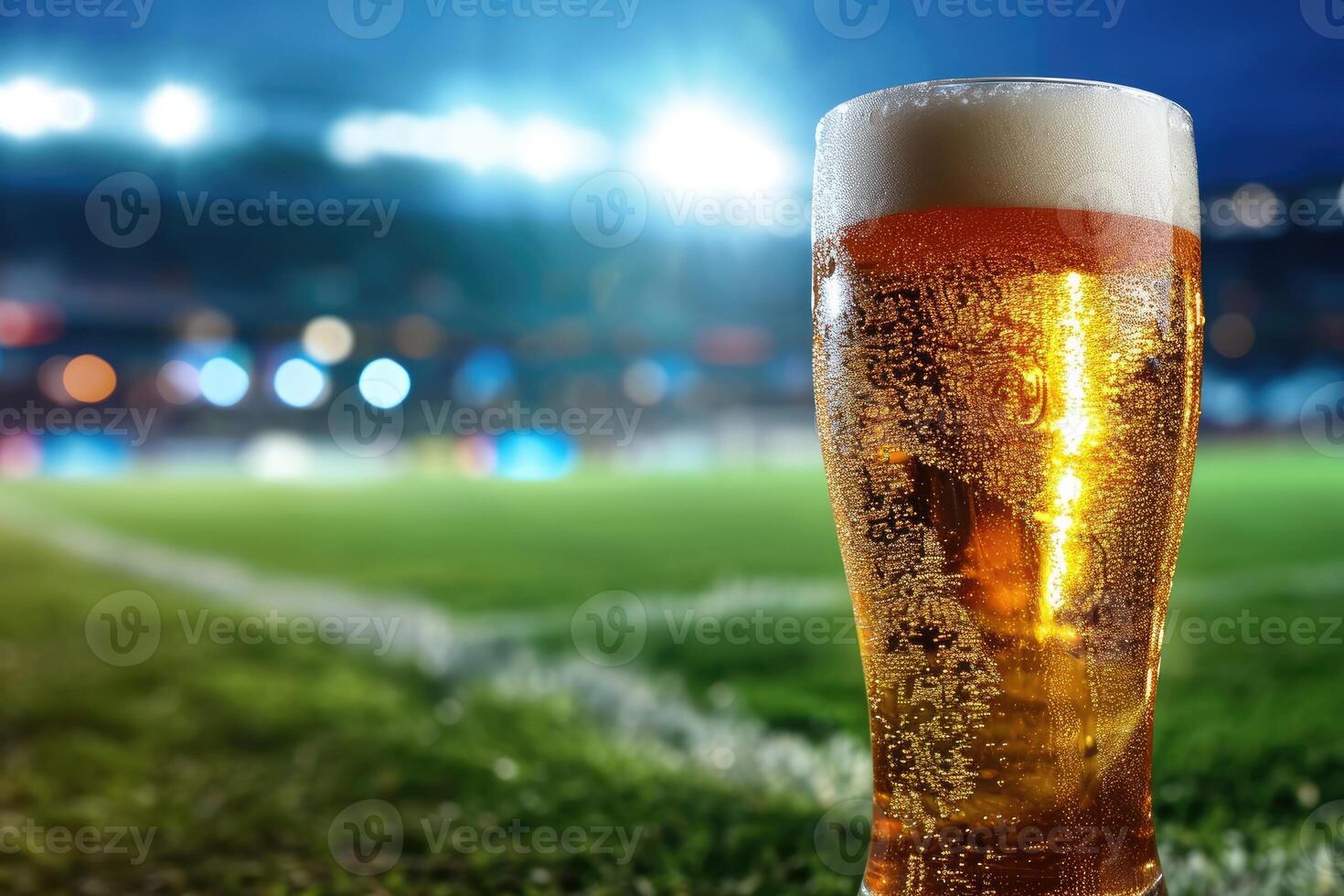 ai generiert kalt Bier im ein Glas, einstellen gegen ein Fußball Stadion Hintergrund. erfrischend Ambiente. ai generiert. foto