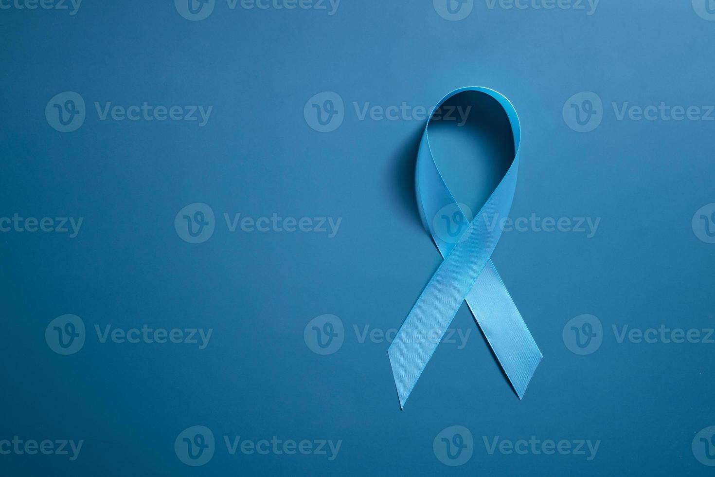 blaues Band auf blauem Hintergrund Symbol des Weltdiabetes-Tages 14. November Textfreiraum foto