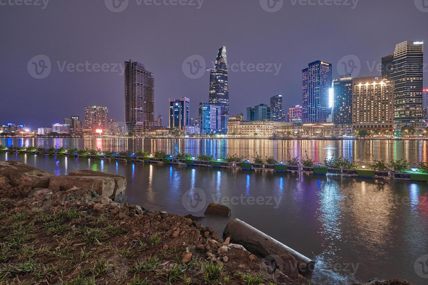 ho Chi minh Stadt Horizont und das Saigon Fluss. tolle bunt Nacht Aussicht von Wolkenkratzer und andere modern Gebäude beim Innenstadt. Reise Konzept foto