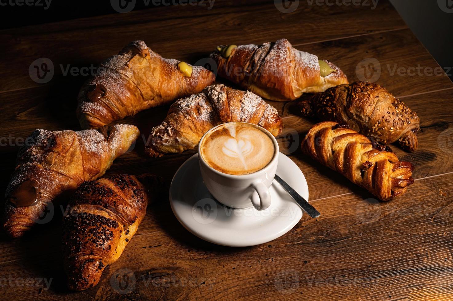 süße Croissants mit Sahne und Cappuccino foto