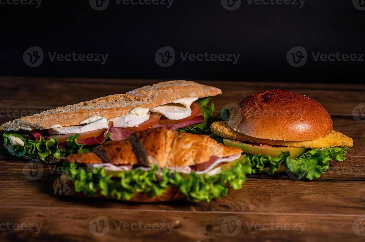 Zusammensetzung von Sandwiches mit Salami und Gemüse foto