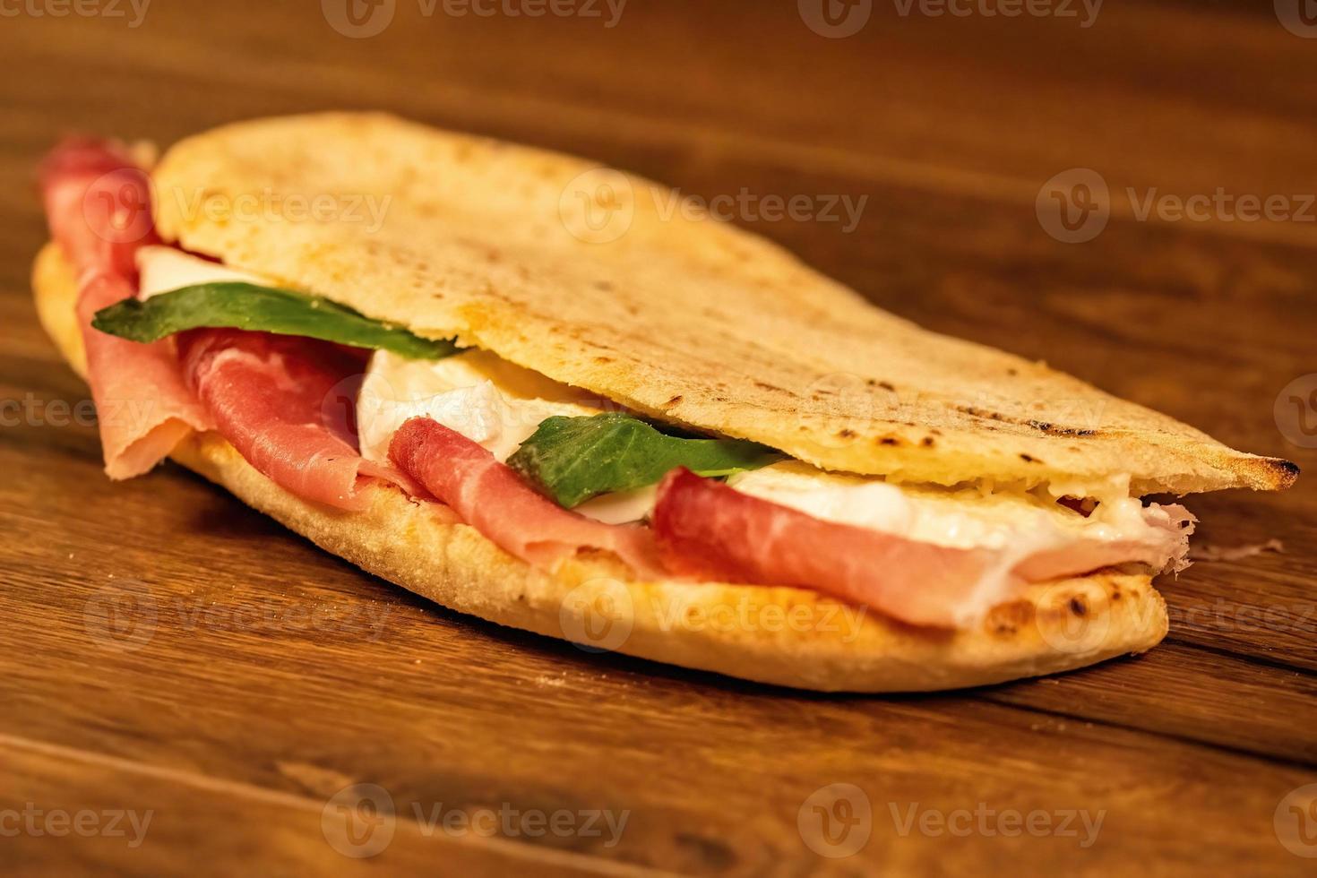 Sandwich mit Salami und Gemüse foto