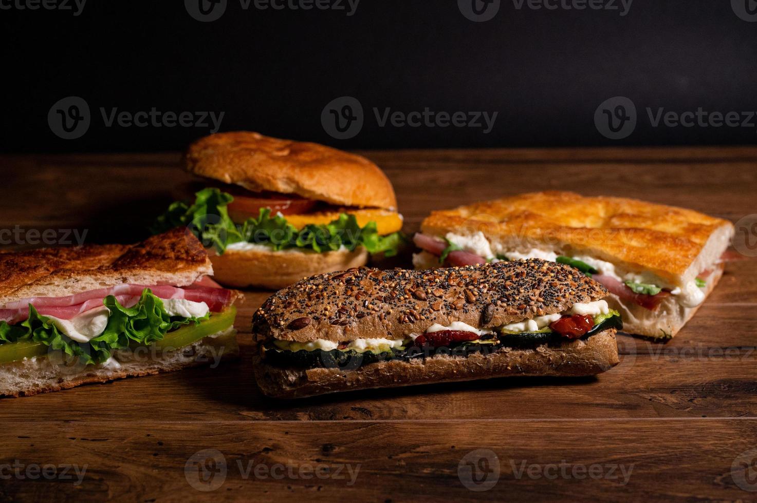 Zusammensetzung von Sandwiches mit Salami und Gemüse foto