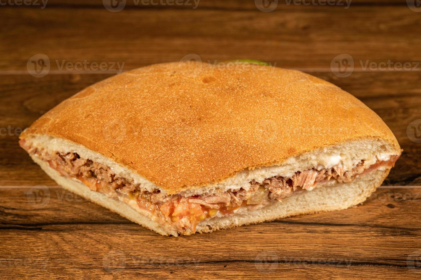 Sandwich mit Salami und Gemüse foto