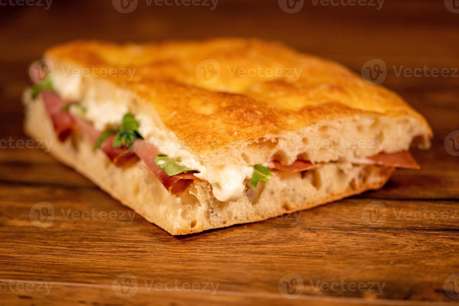 gefüllte Focaccia mit Aufschnitt und Gemüse foto