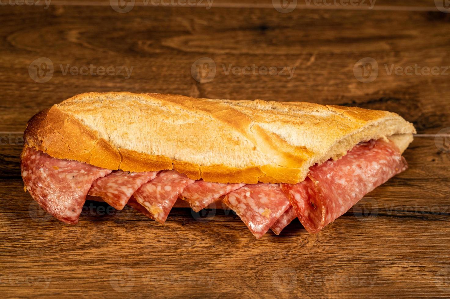 Sandwich mit Salami und Gemüse foto