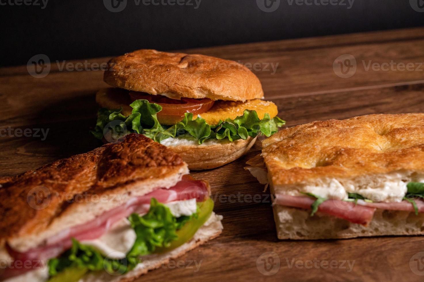 Zusammensetzung von Sandwiches mit Salami und Gemüse foto