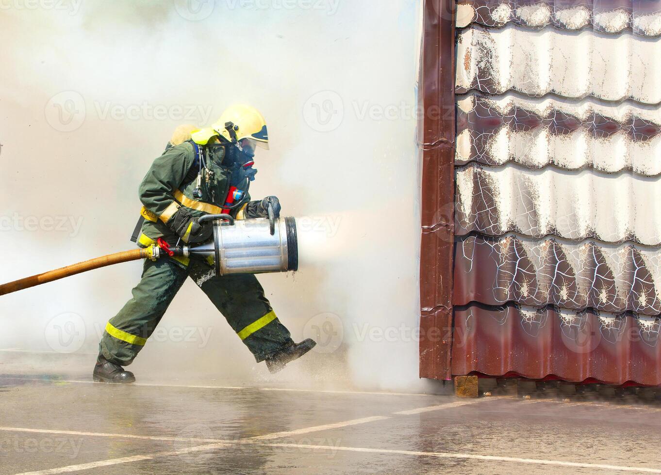 Feuer löschen das Feuer mit Schaum im das Rauch. foto