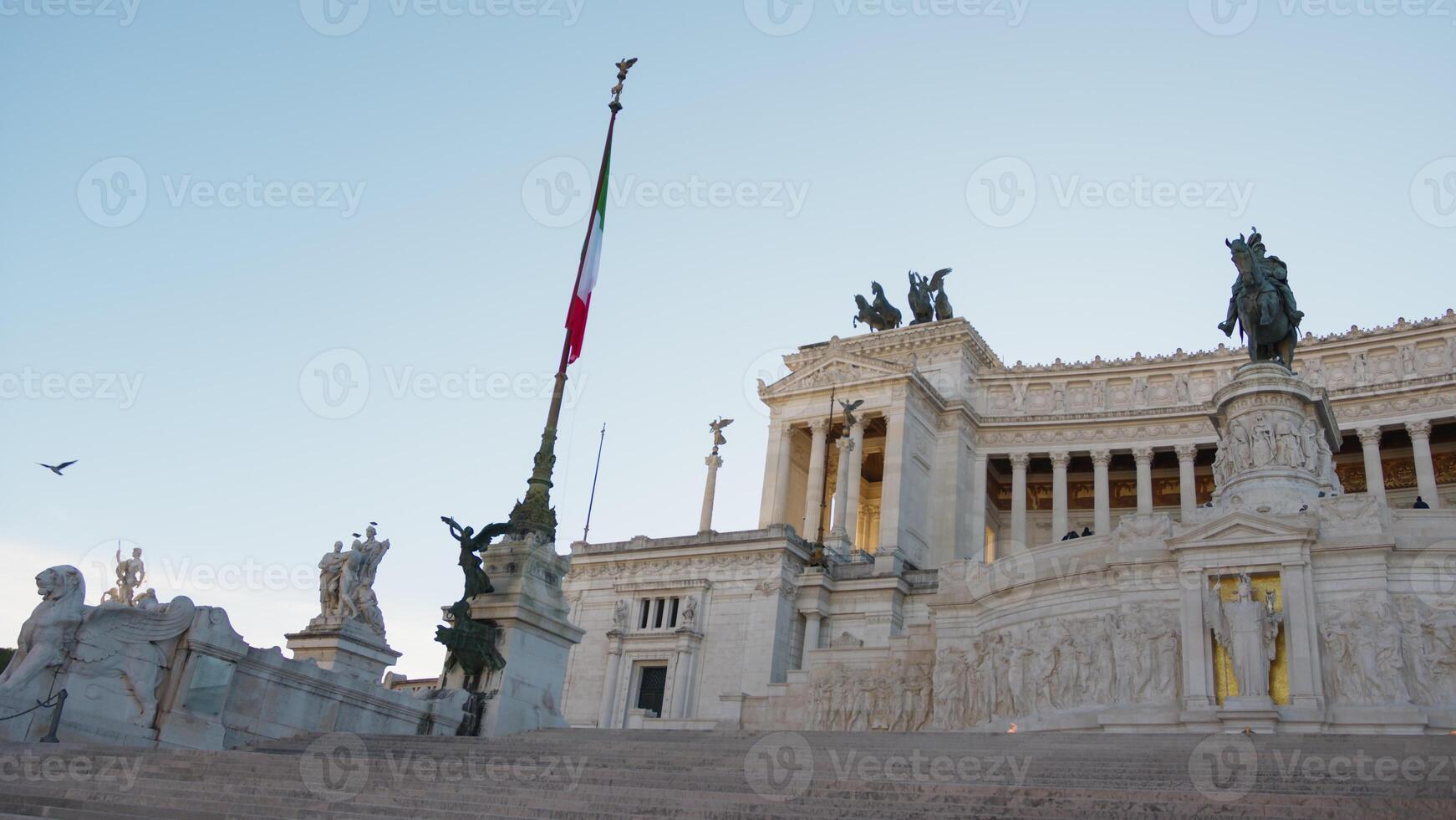 Italienisch Flagge und das Ruhm von Rom Monumente foto