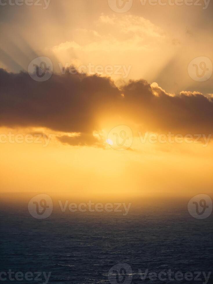 Orange Sonnenuntergang in das Wolken foto