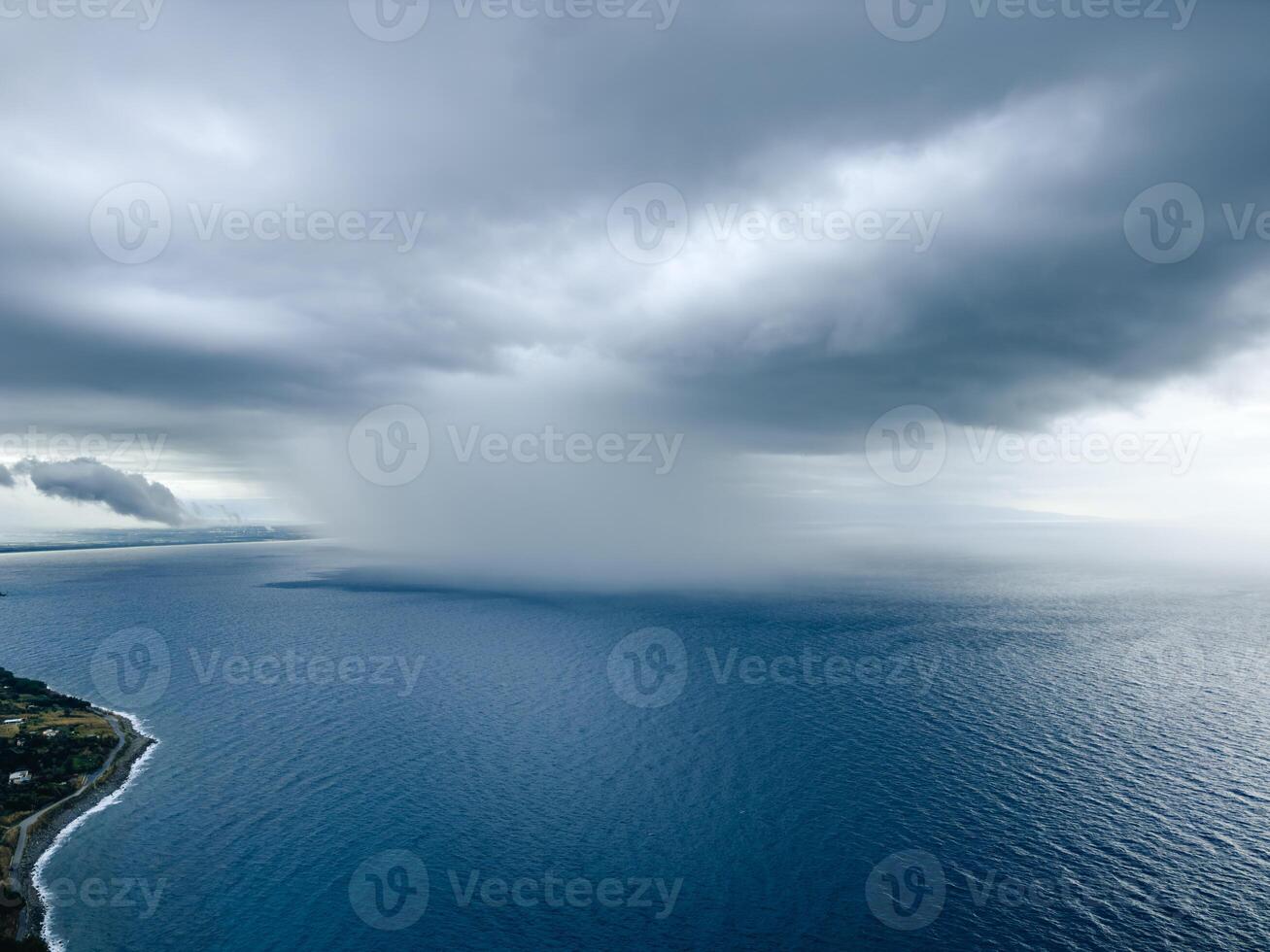 Platzregen Wolkenbruch Köpfe gegenüber das Küste foto