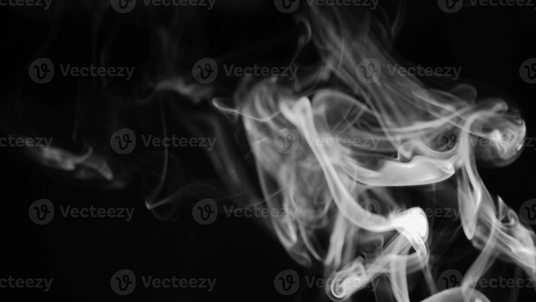 Weiß Rauch, Dampf , Nebel Wolke auf schwarz Hintergrund zum mit im Komposition und Overlay foto