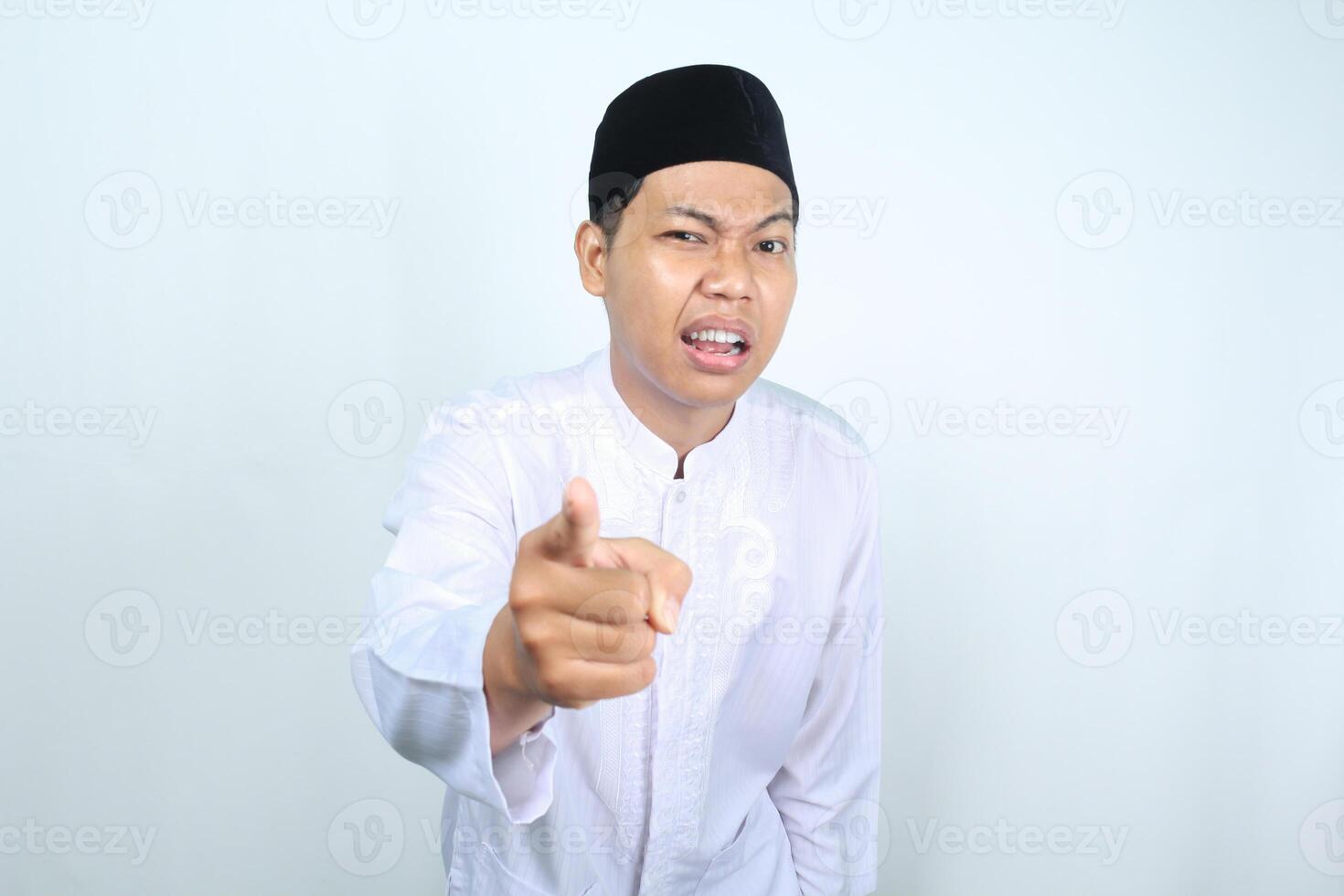 verwirrt asiatisch Muslim Mann zeigen beim Kamera isoliert auf Weiß Hintergrund foto