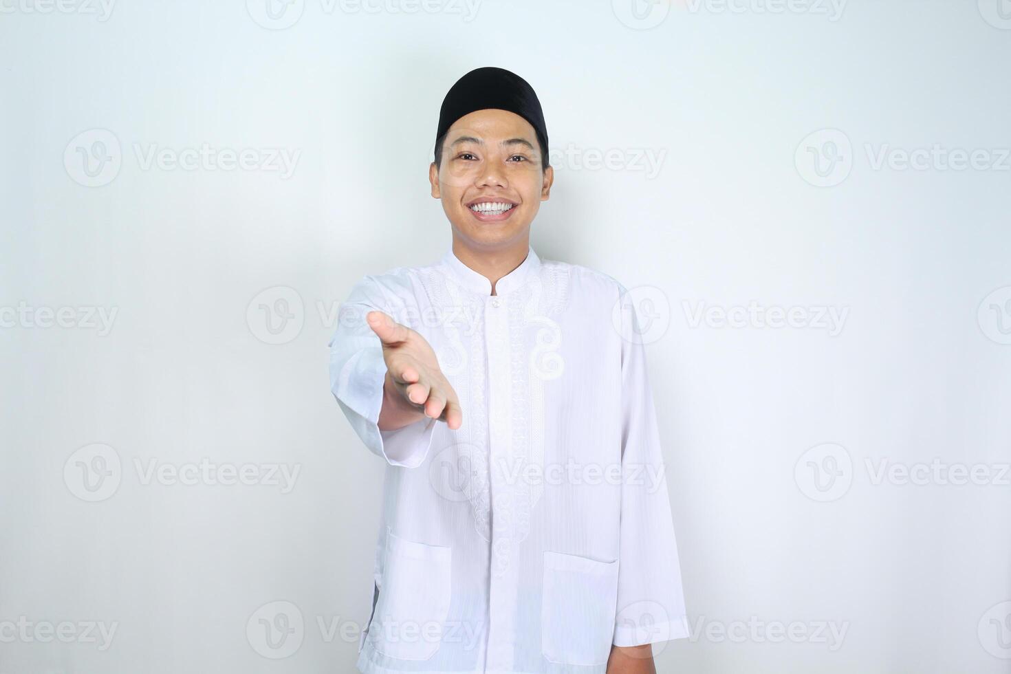 lächelnd asiatisch Muslim Mann Angebot Handschlag im eid Mubarak Feier isoliert auf Weiß Hintergrund foto