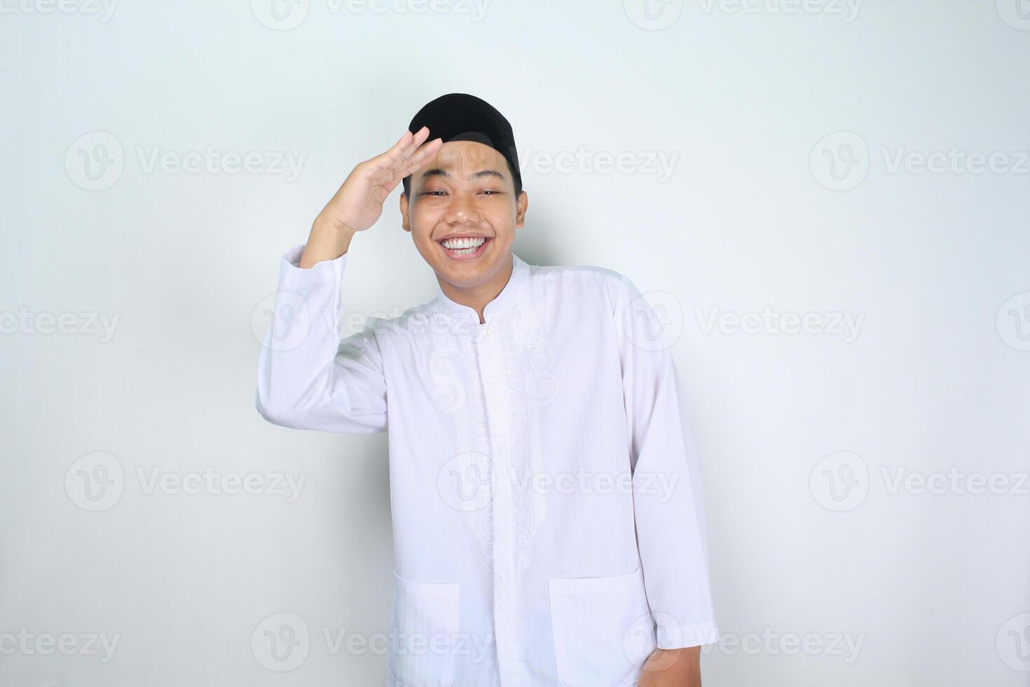 lächelnd asiatisch Mann Muslim suchen weit Weg mit Aufregung isoliert auf Weiß Hintergrund foto