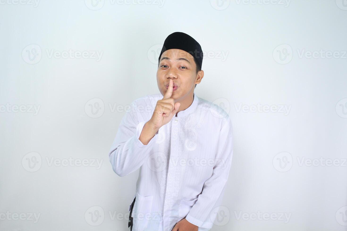 attraktiv Muslim Mann asiatisch Show Leise Geste isoliert auf Weiß Hintergrund foto