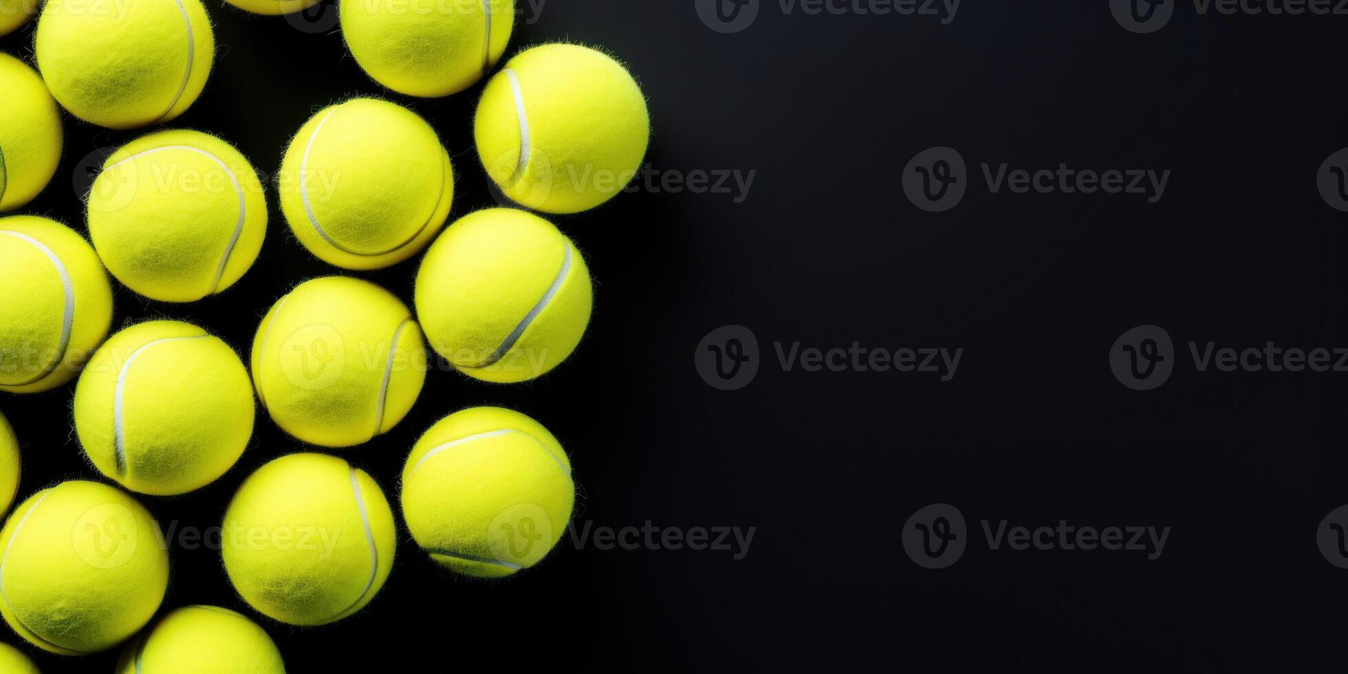 ai generiert Gelb Tennis Ball Stapel auf schwarz Hintergrund. Gruppe von Sport Ausrüstung mit Kopieren Raum. Übung und Erholung. Freizeit Spiel foto