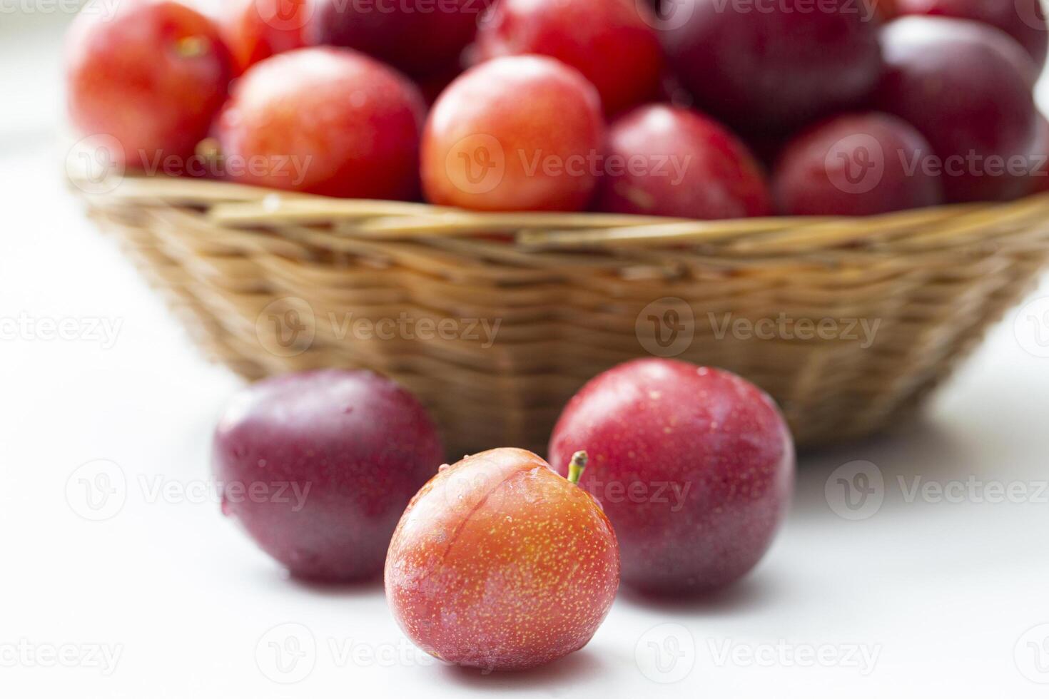 Pflaumen Nahansicht auf ein Hintergrund von ein Korb von Frucht. foto