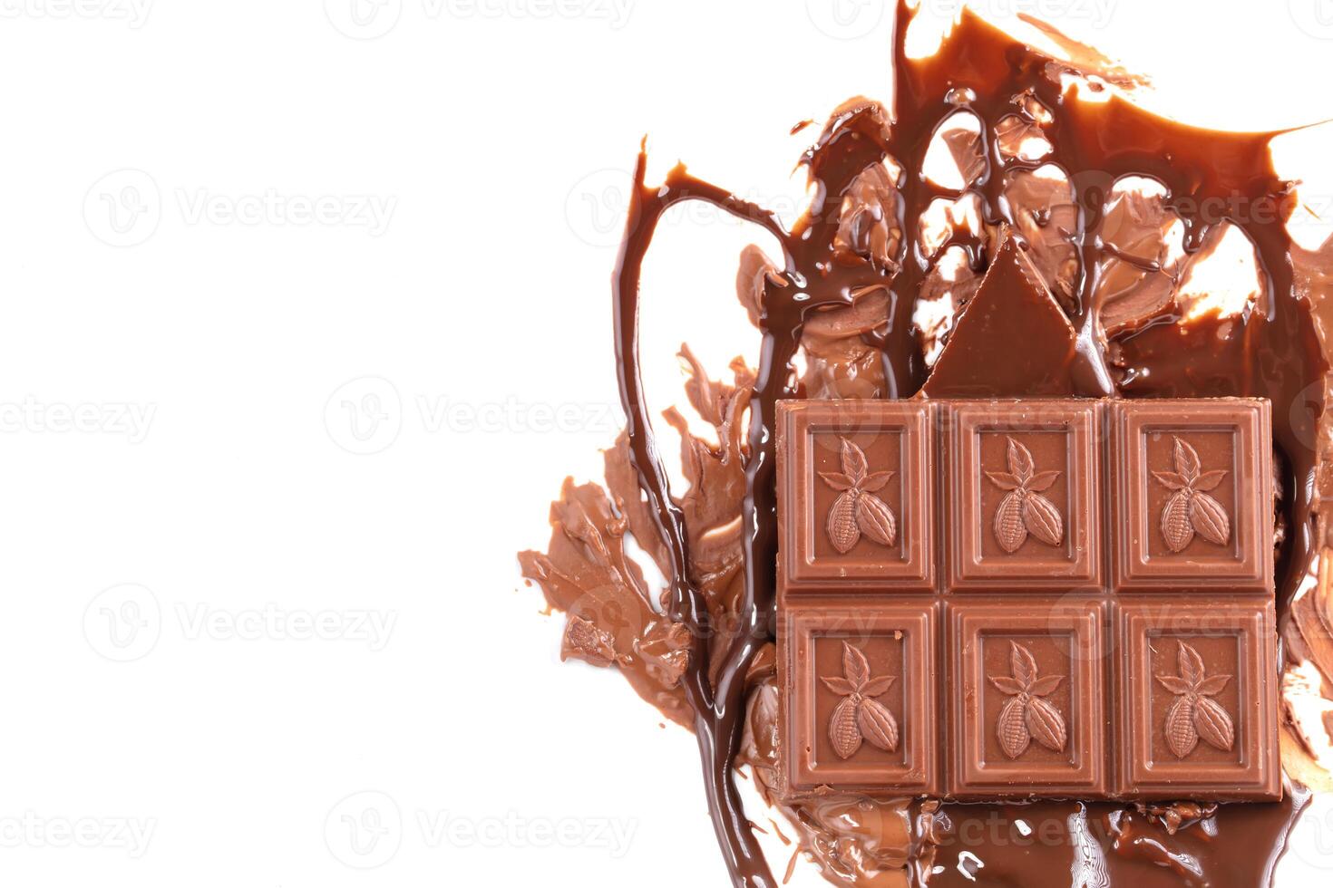 Süss geschmolzen Schokolade Hintergrund mit Schokolade Quadrate auf welche Kakao Bohnen sind gezeichnet. Masse von Schokolade. foto